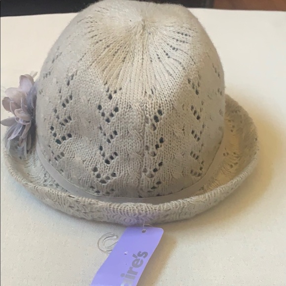 New Light gray hat with gray flower on side - Picture 3 of 3